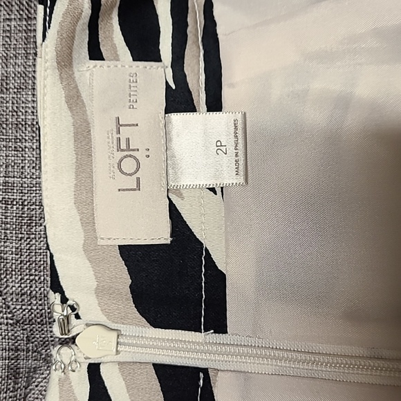 Ann Taylor LOFT Animal Print Skirt. Size 2P (Fits like 0) - Picture 4 of 6